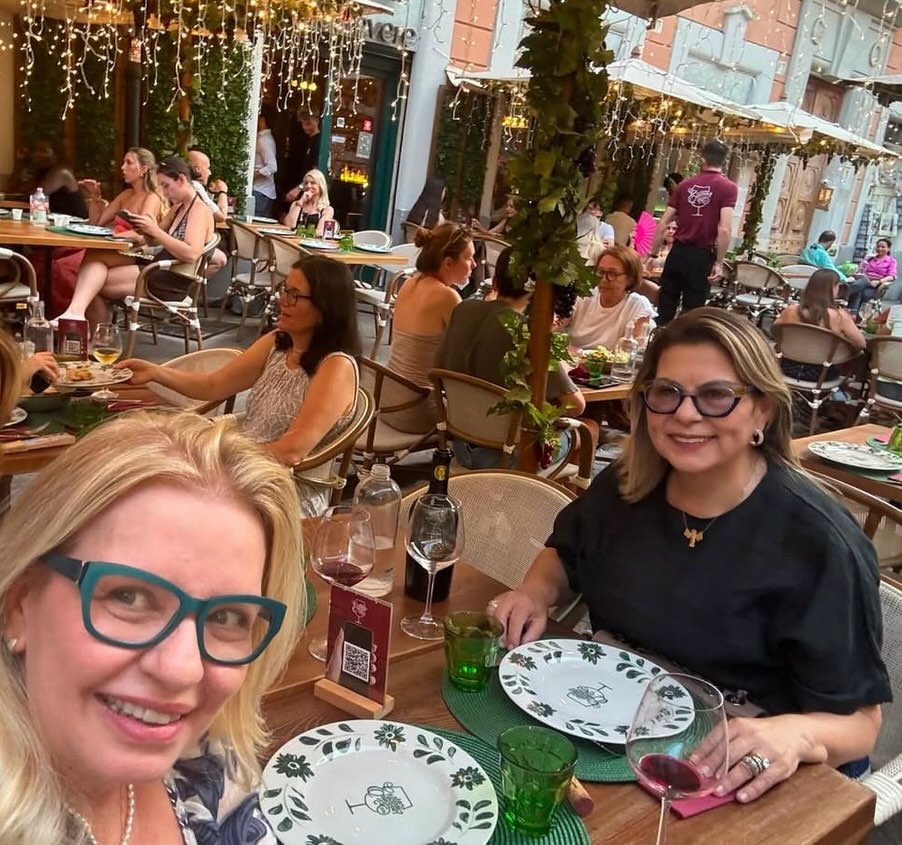 Quem está aproveitando as férias deste mês de julho em grande estilo são as empresárias Ivana Porto e Verinha Andrade, que embarcaram em uma encantadora viagem pela Europa, com paradas inesquecíveis na França e na Itália.